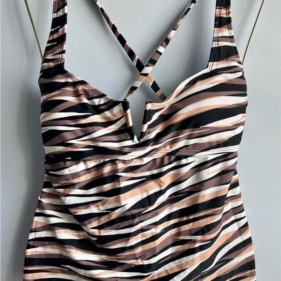 NWT Salt + Cove
Juniors' Printed V-Wire Tankini Top size XS - Picture 4 of 5